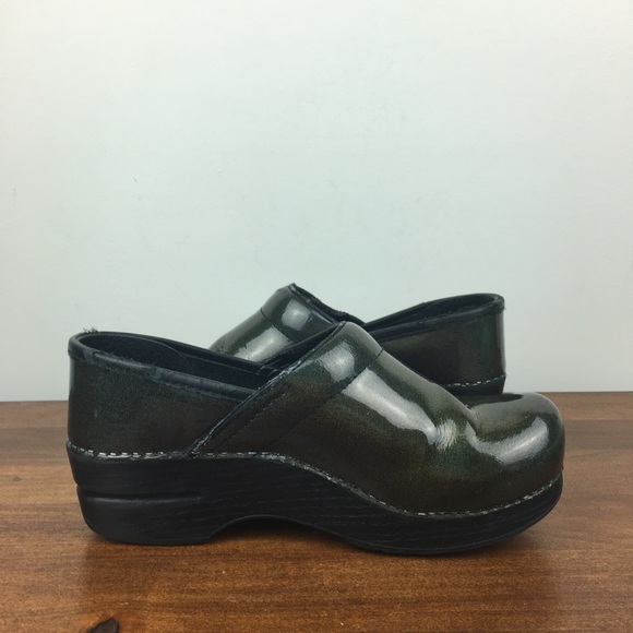 Dansko Women's Size 36 (US 5.5-6) Patent Leather Olive Green Nursing Shoes Clogs - Picture 7 of 12
